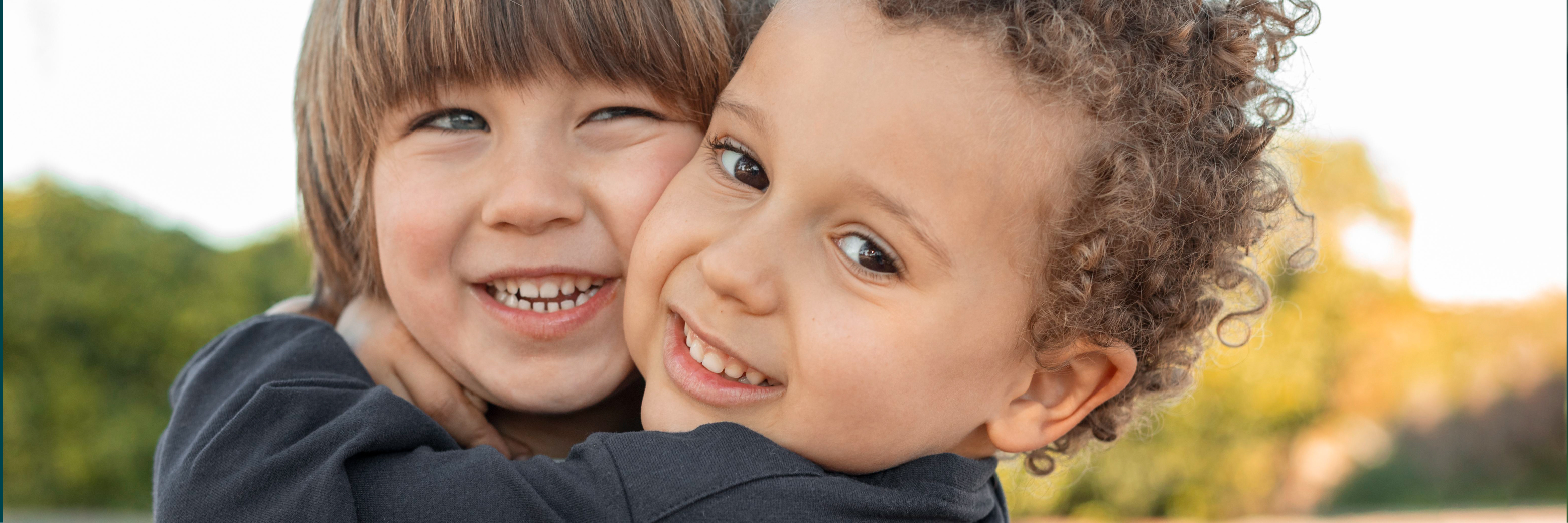 Duas Crianças a sorrir - Comissão de Proteção de Crianças e Jovens