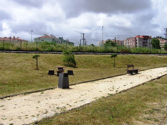 Novo mobiliário urbano na zona envolvente à Bacia de Retenção em Algueirão 3